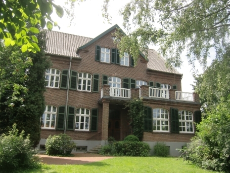 Rees-Bienen : Niederstraße, das denkmalgeschützte Haus Weegh wird von dem Naturschutzzentrum im Kreis Kleve e.V. genutzt.